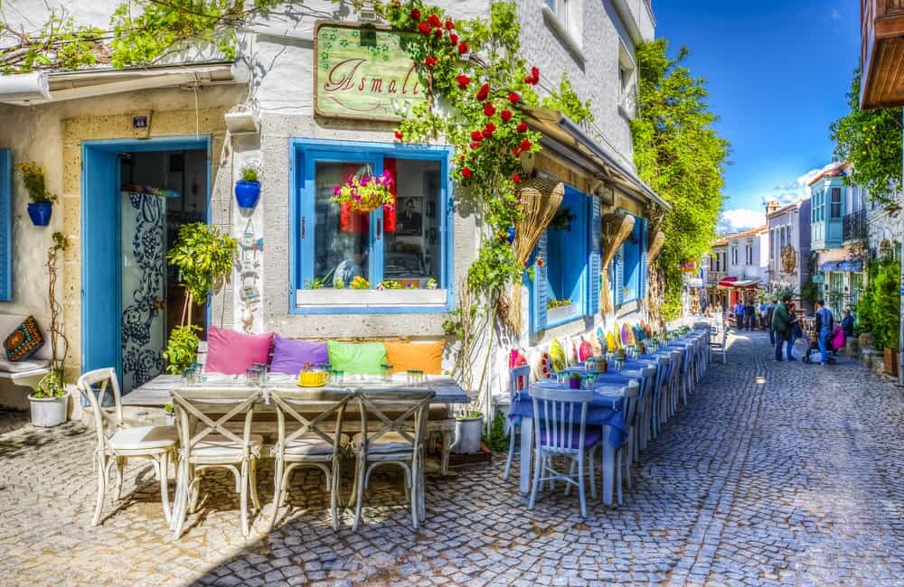 Yaz sezonunun başlamasıyla birlikte İzmir'in gözde turizm merkezleri Çeşme ve