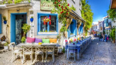 Yaz sezonunun başlamasıyla birlikte İzmir'in gözde turizm merkezleri Çeşme ve