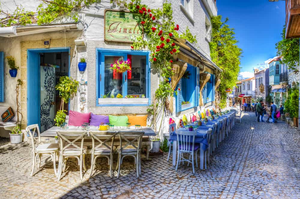 Yaz sezonunun başlamasıyla birlikte İzmir'in gözde turizm merkezleri Çeşme ve